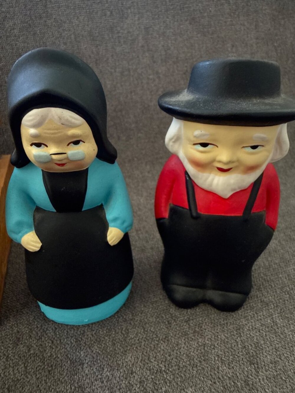 Amish Country Salt & Pepper Shakers With Wooden Holder Hand-Painted Ceramic Coll - Picture 2 of 11